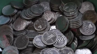 Beyaz arka planda eski 1000 rupiah banknotlarından bir koleksiyon.