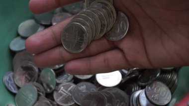 Beyaz arka planda eski 1000 rupiah banknotlarından bir koleksiyon.