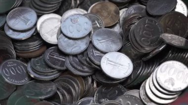 Beyaz arka planda eski 1000 rupiah banknotlarından bir koleksiyon.