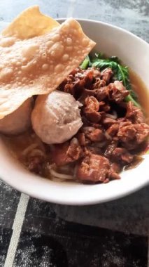 Tavuklu erişteli köfte ya da mie ayam bakso. Endonezya 'da popüler sokak yemekleri