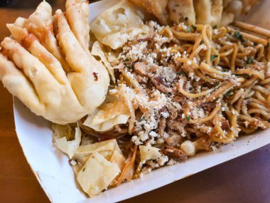 Mie Goreng ala Mie Gacoan ev yapımı kızarmış erişteli tavuklu ve kızarmış hamur tatlısı..