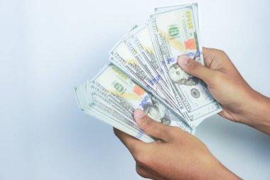 Finans, para ve insan konsepti - beyaz arkaplan üzerinde 100 dolarlık banknotlar tutmak
