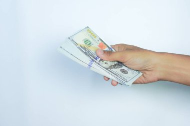 Finans, para ve insan konsepti - beyaz arkaplan üzerinde 100 dolarlık banknotlar tutmak