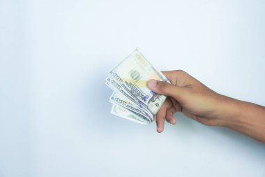 Finans, para ve insan konsepti - beyaz arkaplan üzerinde 100 dolarlık banknotlar tutmak