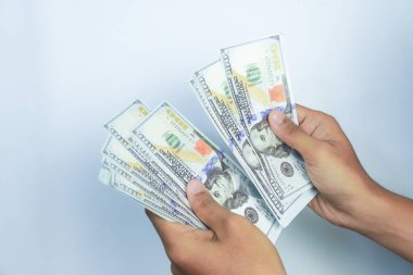 Finans, para ve insan konsepti - beyaz arkaplan üzerinde 100 dolarlık banknotlar tutmak