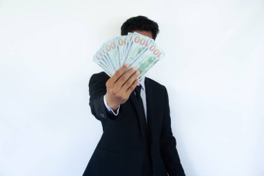 Business Financial, Muhasebe, fatura ödeme, yatırım, zenginlik, vergi, ekonomi konsepti. Bir iş adamı para için dolarları tutuyor.