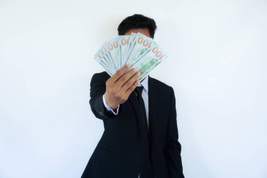 Business Financial, Muhasebe, fatura ödeme, yatırım, zenginlik, vergi, ekonomi konsepti. Bir iş adamı para için dolarları tutuyor.