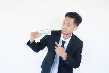 Siyah takım elbiseli Asyalı bir adamın ABD Doları 'nı elinde tutmasının portresi. Parayı işaret et. Beyaz arkaplanda izole edilmiş resim