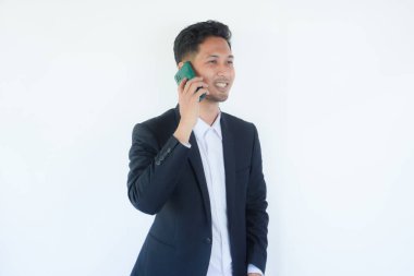 Asyalı işadamı müşterisiyle konuşurken mutlu gülümsüyor