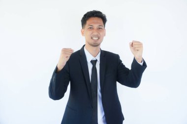 Yetişkin Asyalı bir adam heyecanlı bir ifade sergiliyor.