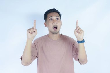 Pembe tişörtlü bir adam hem işaret parmağı hem de hevesli bir ifadeyle yukarı bakıyor, sanki bir fikir sunuyor ya da bir noktayı vurguluyor gibi. Düz beyaz arka plan onun animasyonunu vurguluyor.