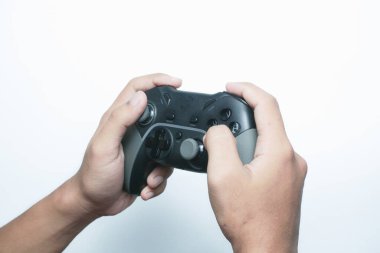 Metin ya da reklam için boş kopya alanı olan beyaz bir arkaplana karşı bir oyun bloğu ya da joystick tutmak