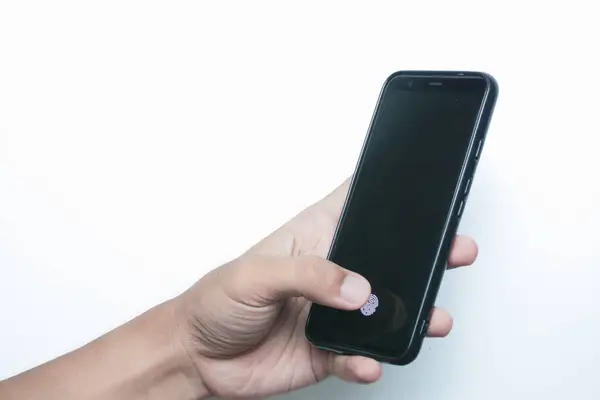Telefon ekranında parmak izi tarayıcısı var. İnsan parmağına dokunmak ve cihazın kilidini açmak için ekrandaki akıllı telefona dokunmak..
