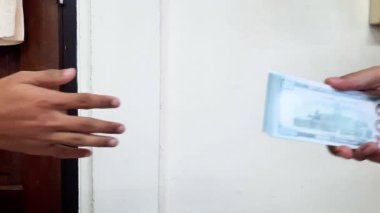 Yolsuzluk ve rüşvetle, iş adamı, para faturalarını yolsuzlukla rüşvetle anlaşma yapmak için işletme yöneticisine veriyor