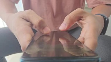Akıllı bir telefonda mesaj yazan, mesaj yazan, dokunmatik ekran klavyesine dokunan bir adamın ellerini kapat. Kurye uygulaması kullanma kavramı. Çevrimiçi sohbet kavramı
