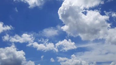 Güzel mavi gökyüzü ve bulutlar doğal arka plan.