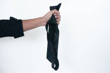 Beyaz arka planda el ele tutuşan bir kravat. Yakın çekim. Düz arkaplanlı bir kravat.