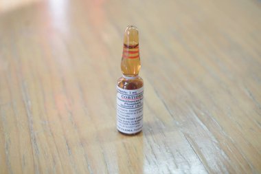 Balikpapan, 30 Ekim 2024. Dexamethasone şişesi hastanede. Dexamethasone vücutta meydana gelen iltihap ve alerji süreçlerinin azaltılması veya bastırılmasında rol oynar.