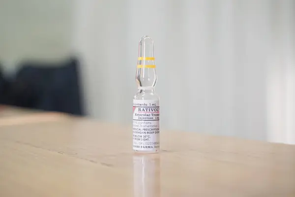 Balikpapan, 30 Ekim 2024. Rativol ampulleri, steroidal olmayan anti-inflamatuar ilaçlar beyaz arka planda ketorolac.