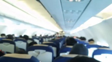 Bulanık koltuklar ve uçaktaki yolcular kalkışa hazır..