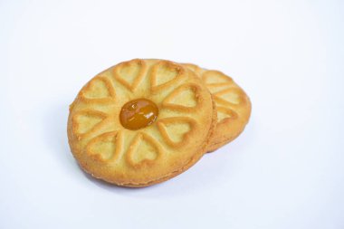 Ananas reçeli ile dolu süt bisküvileri beyaz arka planda izole edilir. Kalp şeklinde bisküviler. Sevgililer günü kalbi.. 