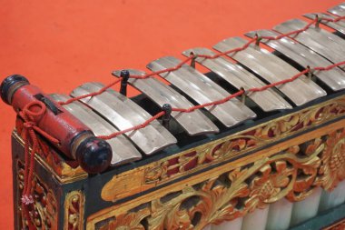 Gamelan adında geleneksel bir Cava müzik enstrümanı
