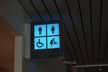 Bebek bezi değiştirme odaları ve uluslararası havaalanında tuvaleti kullanım dışı bırakmak için kullanılan ışıklı tabela. Havaalanında bebek soyunma odası ışık kutusu..