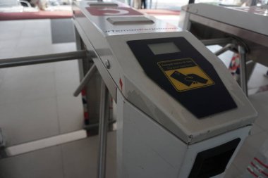 Elektronik kart okuyuculu üç ayaklı turnike kapalı.