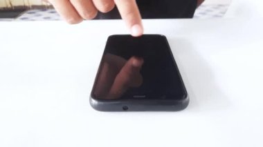 Akıllı telefon kullanan adamı kapat.