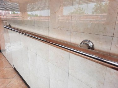 Huzurevinin koridorundaki tırabzan.