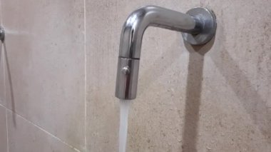 Çelik krom musluk ve su akışı