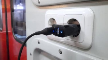 Cep telefonu ya da elektrikli trenden beyaz usb kablosu olan akıllı telefon pili..