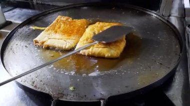 Martabak pişirmek, içi doldurulmuş geleneksel Asya pastası. Endonezya 'dan klasik Asya sokak yemekleri. Yakın plan..