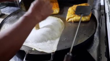 Martabak pişirmek, içi doldurulmuş geleneksel Asya pastası. Endonezya 'dan klasik Asya sokak yemekleri. Yakın plan..