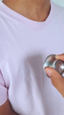 Doktorlar kalp atışlarını dinlemek için steteskop kullanırlar kalp hastalığında hata bulmak için. Doktorlar hasta kalp atışlarını dinlemek için steteskop kullanırlar. Hastalıkları teşhis etmek ve tedavi etmek için..