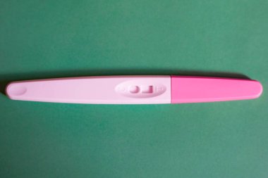 İki şeritli hamilelik testi. Pozitif sonuç. - Yakın çekim. Bakış açısı atışı. Üst alt görünüm.