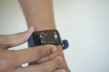 Ekranda kalp atış hızı kontrol uygulaması ile akıllı dokunuşları kapat.