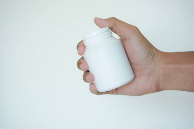 Beyaz arka planda izole edilmiş beyaz plastik ilaç şişesi.