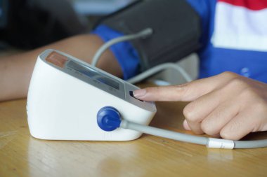 Kan basıncını ölçmek için kullanılan bir tansiyometre ya da sfenometre yakın çekim. Elektronik monitörle Kan Basıncını Ölçmek