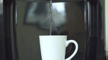 Erkek sağ el bardağı suyla dolduruyor. 