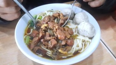 Kadın Endonezya usulü Lezzetli Tavuk Eriştesi Mie Ayam, Bandung, Endonezya
