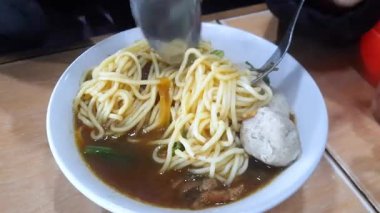 Kadın Endonezya usulü Lezzetli Tavuk Eriştesi Mie Ayam, Bandung, Endonezya