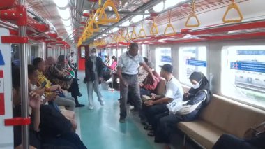 Yogyakarta, 25 Mayıs 2025. İnsanlar trene biniyor.