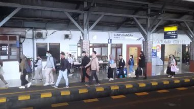Yogyakarta, 28 Mayıs 2025. Tren istasyonuna gelen ve giden yolcular