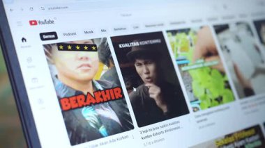 Balikpapan, 1 Haziran 2025. Açık bir dizüstü bilgisayar LCD ekranında Youtube logosu. Youtube 'da arama ve izleme videoları.