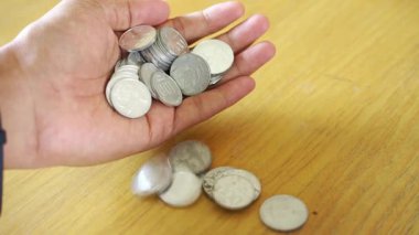 Ticari durgunluk ortamında madeni paralar ve finansal başarılar elden düşmektedir. Endonezya para birimlerinin el düşüşü