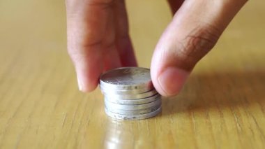 El yığınları ve gümüş para sayma