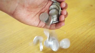 Ticari durgunluk ortamında madeni paralar ve finansal başarılar elden düşmektedir. Endonezya para birimlerinin el düşüşü