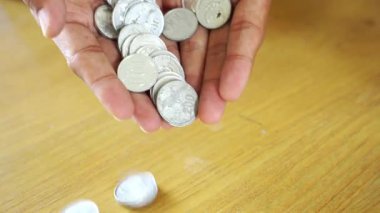 Ticari durgunluk ortamında madeni paralar ve finansal başarılar elden düşmektedir. Endonezya para birimlerinin el düşüşü