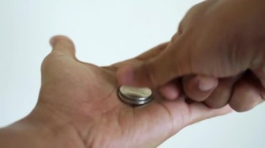 Erkek el ele tutuşup gümüş paraları sayıyor. Yoksulluk kavramı, ödeme, para yok, yoksulluk.